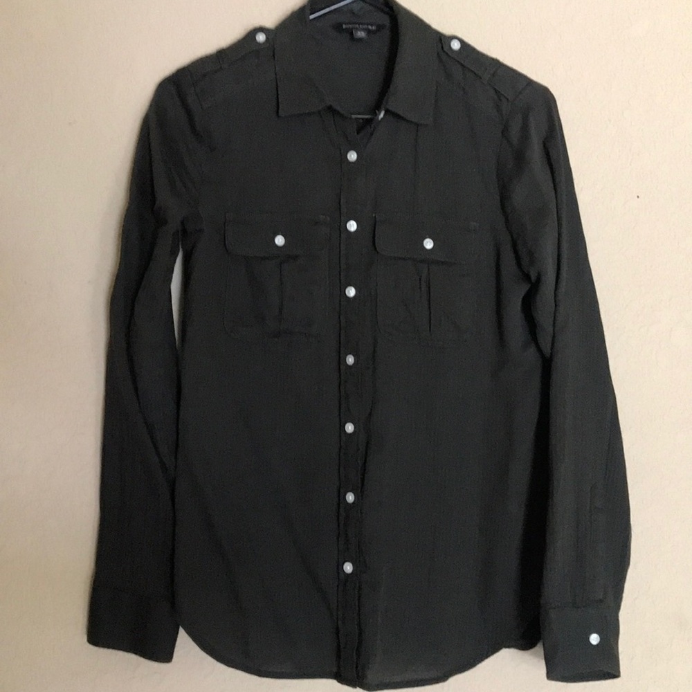 Woman’s Banana Republic button up top. Size XS